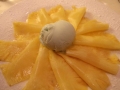 Carpaccio di ananas con pallina di gelato alla mela verde